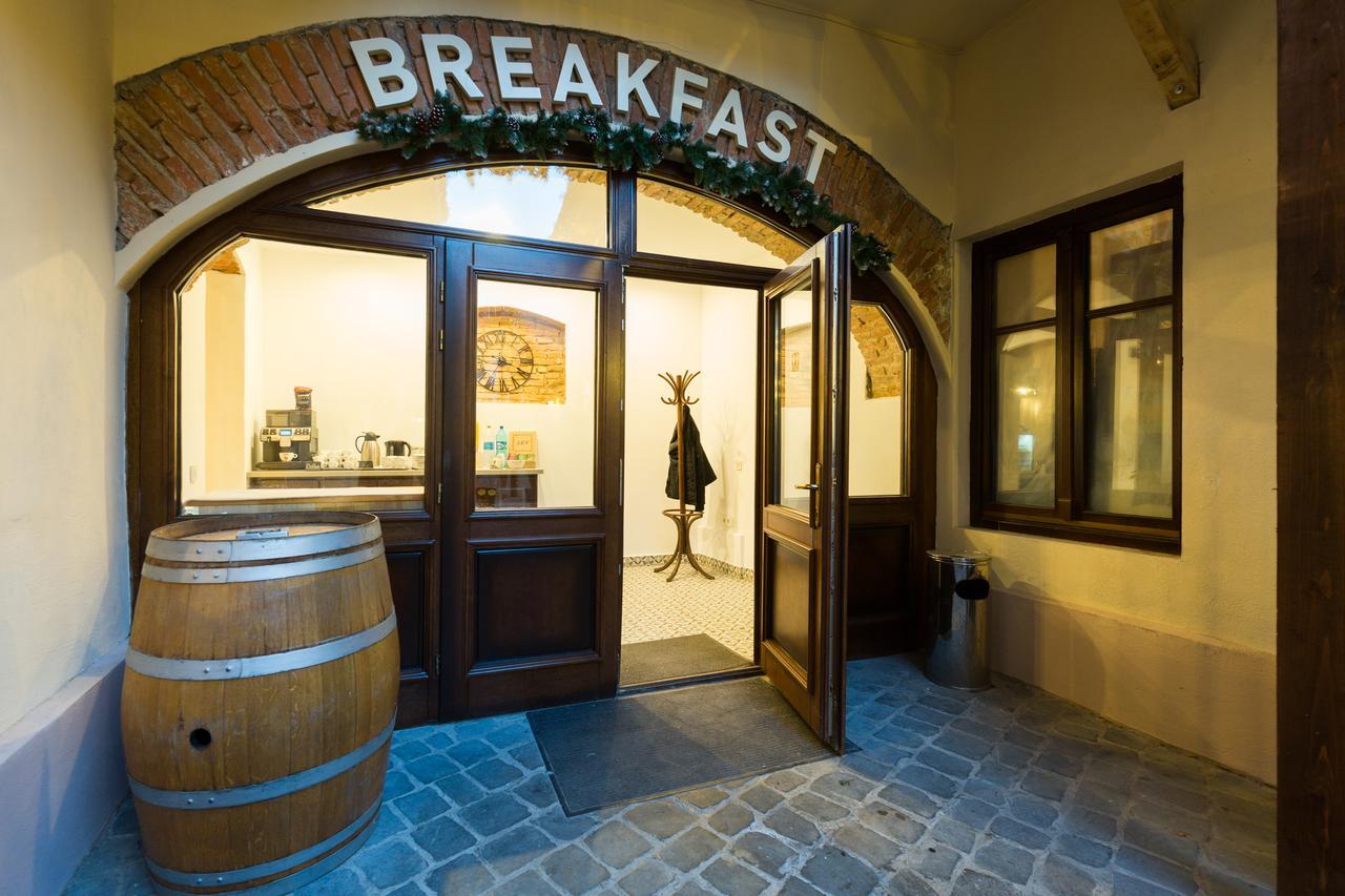 Drachenhaus Hotel Braşov Buitenkant foto