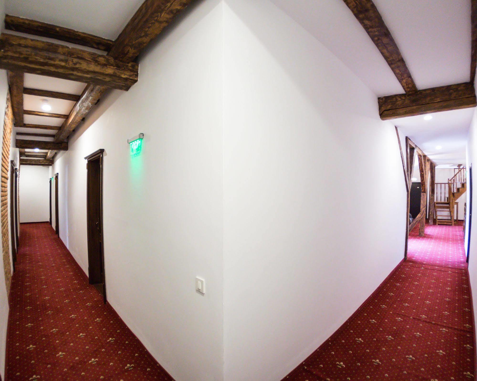 Drachenhaus Hotel Braşov Buitenkant foto
