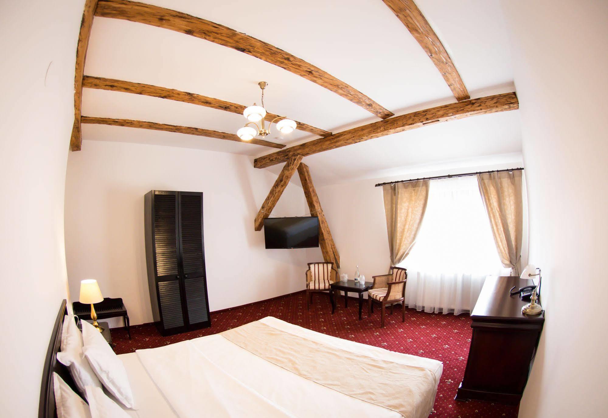 Drachenhaus Hotel Braşov Buitenkant foto