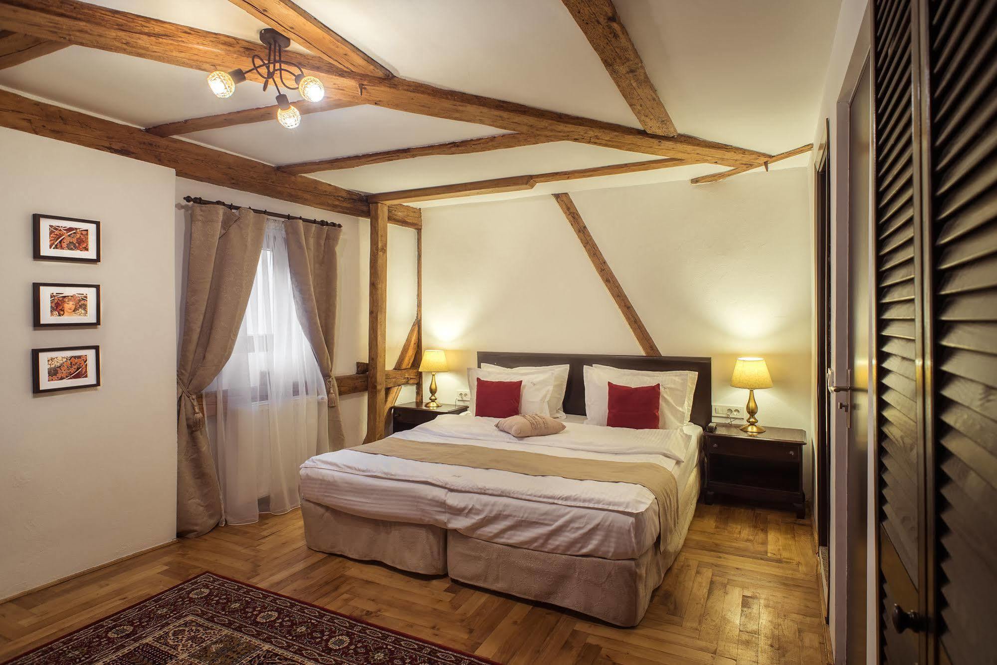 Drachenhaus Hotel Braşov Buitenkant foto