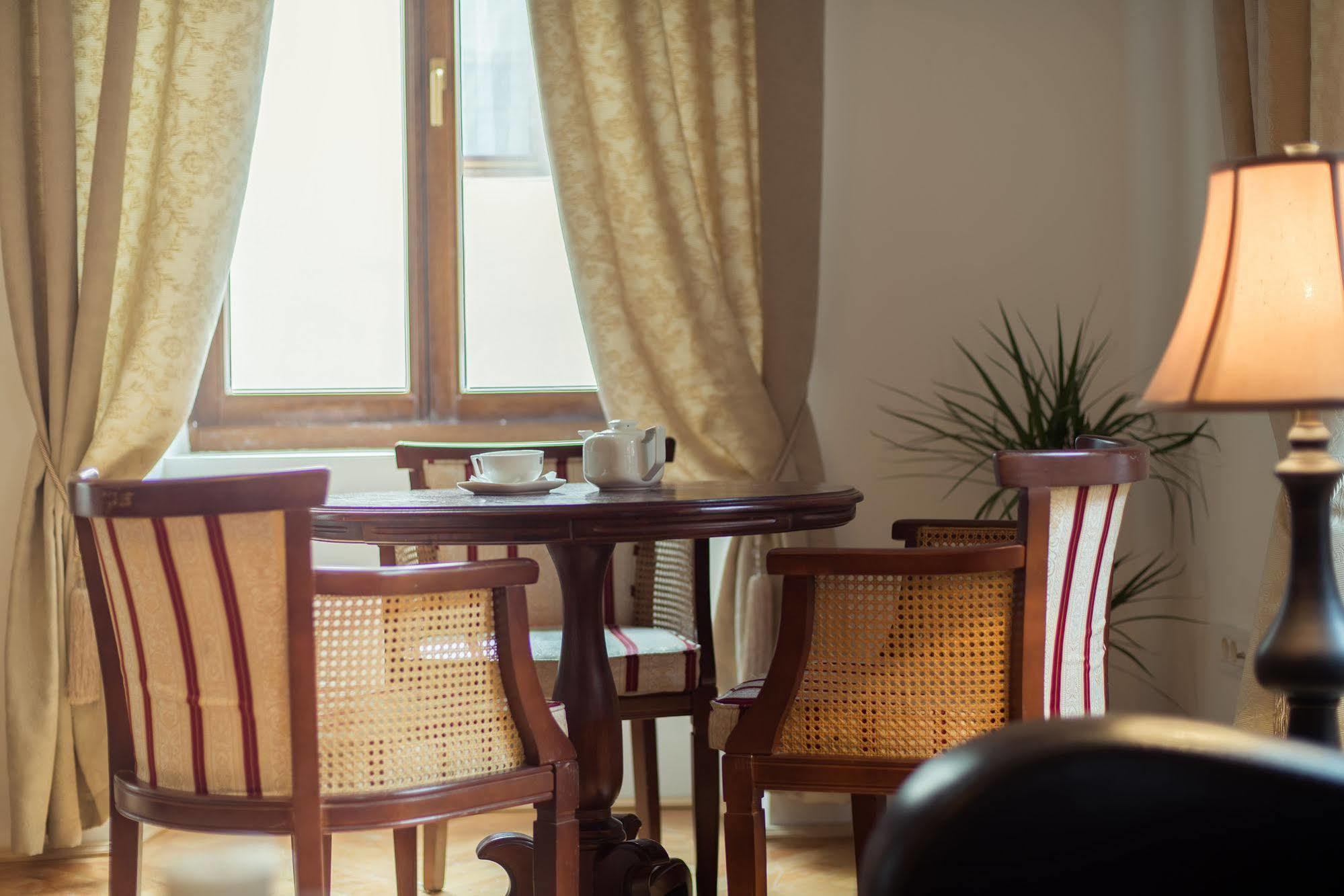 Drachenhaus Hotel Braşov Buitenkant foto