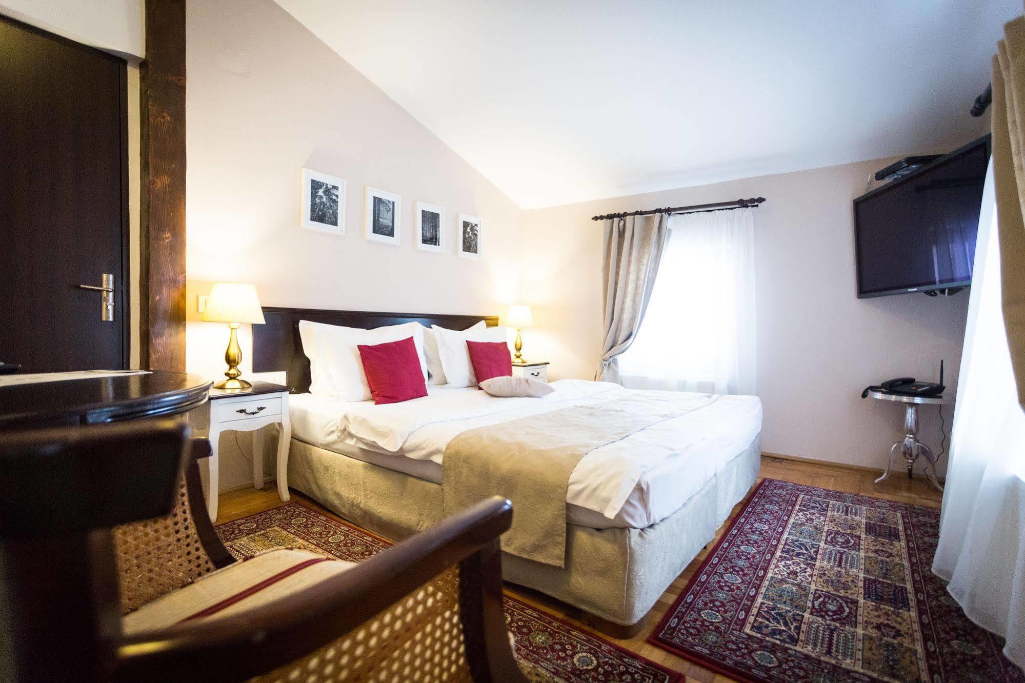 Drachenhaus Hotel Braşov Buitenkant foto