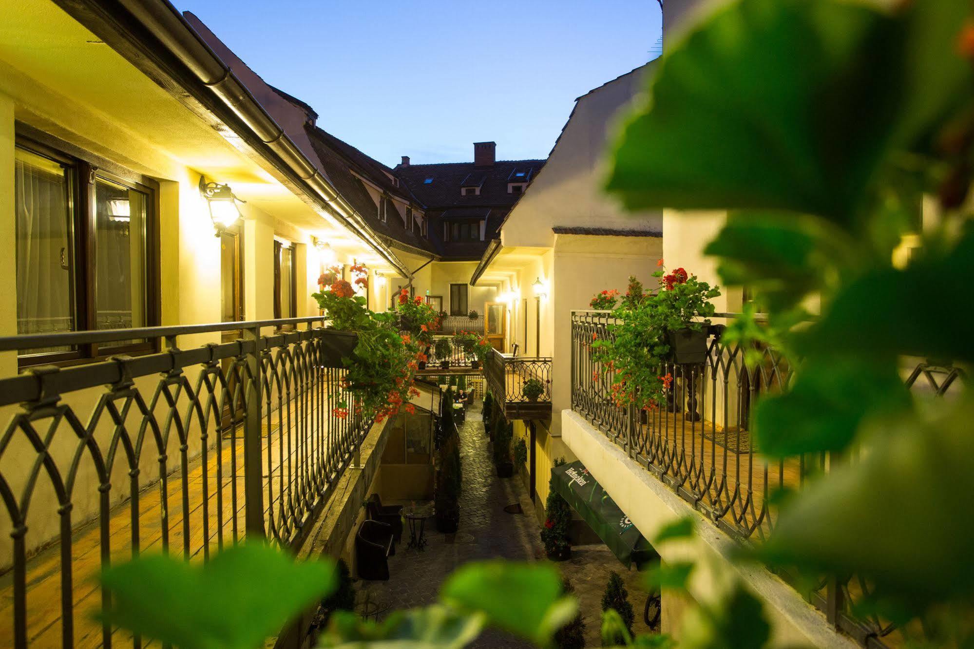 Drachenhaus Hotel Braşov Buitenkant foto