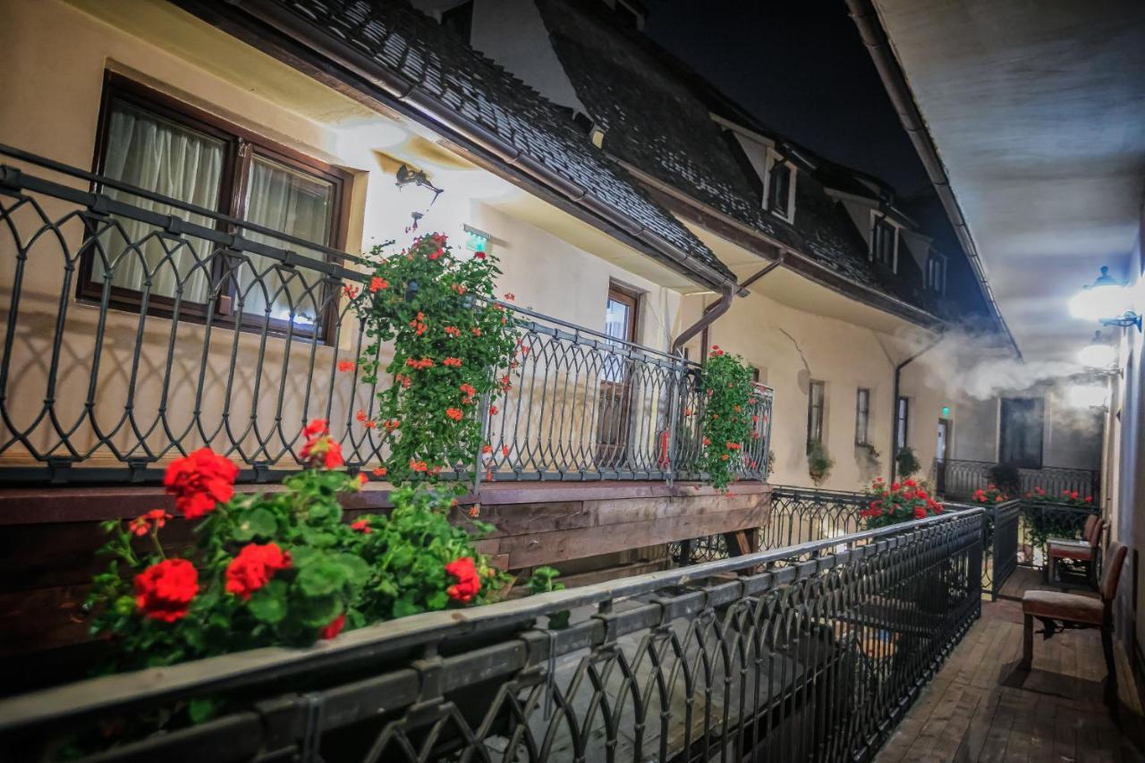 Drachenhaus Hotel Braşov Buitenkant foto